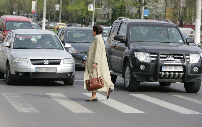 O femeie şi fiica ei au murit, după ce au fost lovite pe trecerea de pietoni