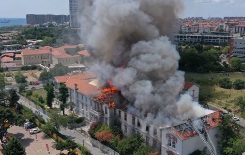 Incendiu puternic la un spital din Istanbul. 80 de pacienți vârstnici, evacuați pe tărgi și în scaune cu rotile