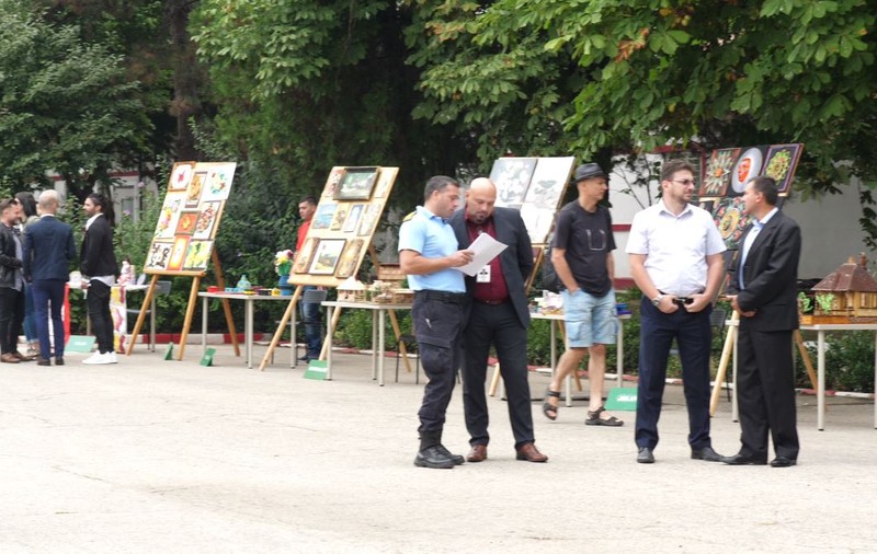VIDEO / Și deținuții au talent! Cântă, dansează şi pictează în spatele gratiilor