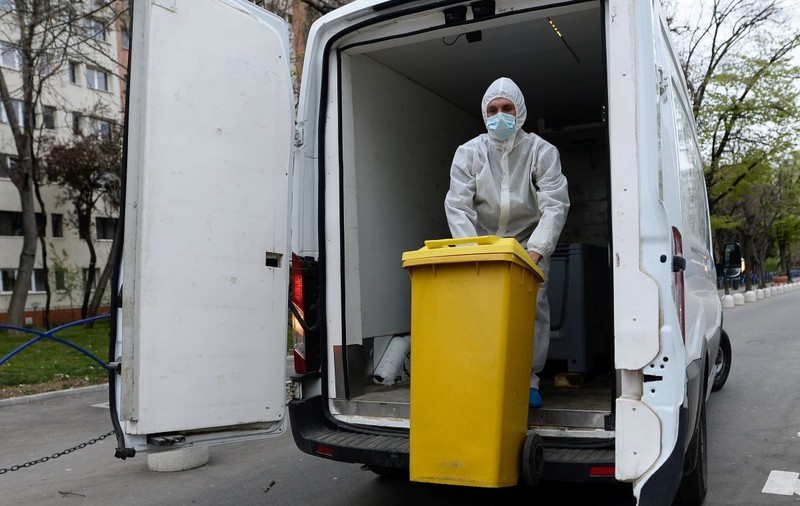 Din 1 ianuarie 2021, românii trebuie să colecteze separat fructele și legumele alterate. Ce amenzi riscă