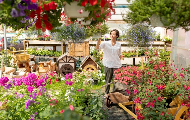 (Publicitate) Amenajarea curții în stil rustic: 3 idei simplu de pus în practică