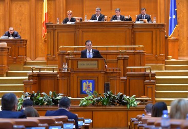 Premierul Ludovic Orban susține o alocuțiune în cadrul sedinței comune a Camerei Deputaților și Senatului în care se dezbate moțiunea de cenzură intitulată „Guvernul Orban/PNL - privatizarea democrației românești”, inițiată de PSD după angajarea răspunderii Guvernului pe proiectul alegerii primarilor în două tururi de scrutin. Foto: Agerpres