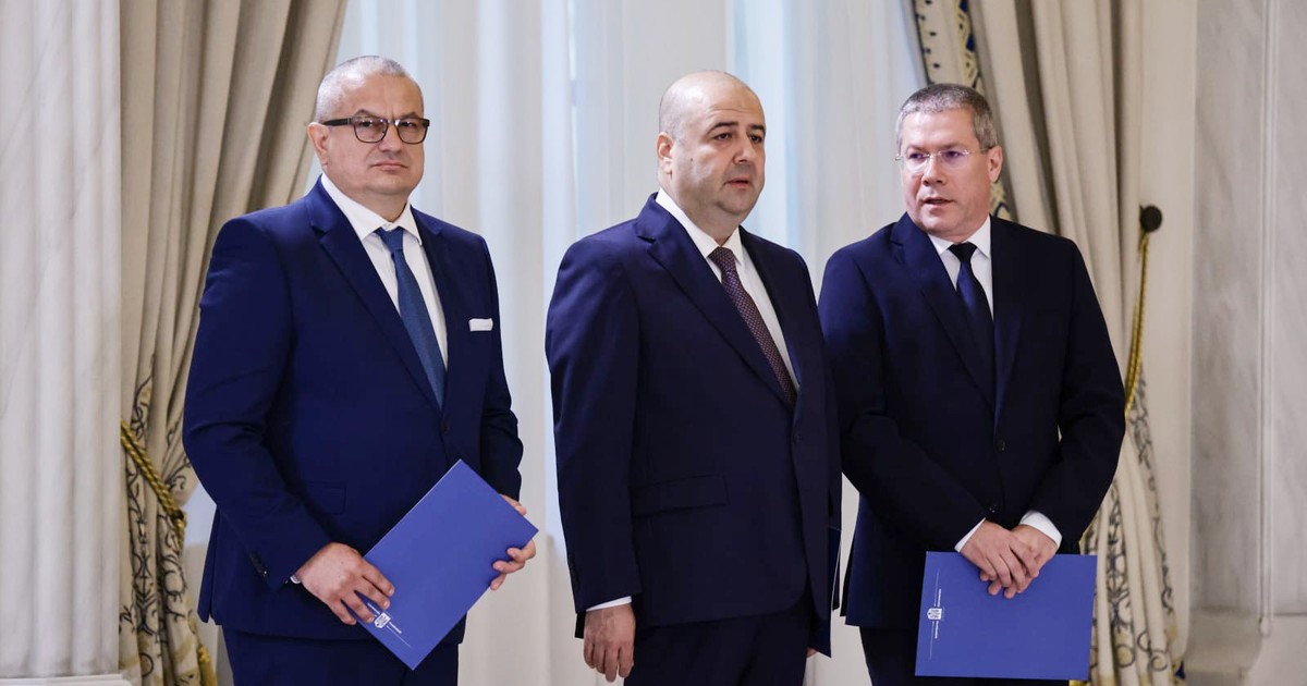 De la stânga la dreapta: Csaba Asztalos, Mihai Busuioc și Dacian Dragoş, cei trei noi judecători ai CCR care au depus jurământul în fața lui Nicușor Dan