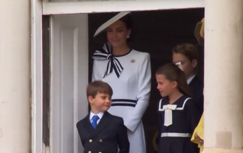 Prințul Louis, în centrul atenției la parada „Trooping the Colour”. Gestul adorabil făcut la balconul Palatului Buckingham