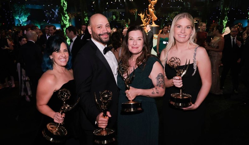 Kelly Galuska, Colton Dunn, Kaitlin Waldron și Mackenzie Dohr, câștigătorii premiului Emmy pentru cel mai bun serial de comedie pentru „Widow's Bay”, la cea de-a 78-a gală a Premiilor Emmy. Sursă foto: Profimedia Images