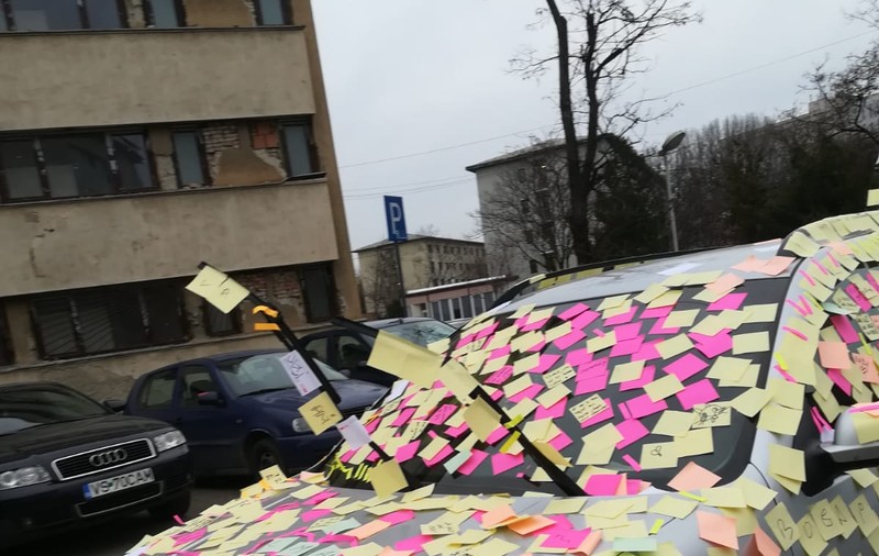 Mașină acoperită cu bilețele colorate în campusul studențesc din Iași. Care era mesajul