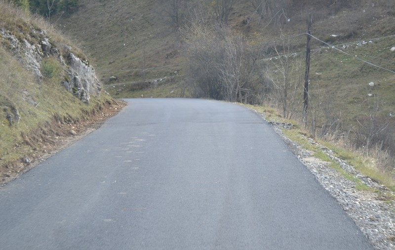 Asfalt către primul sat turistic din România
