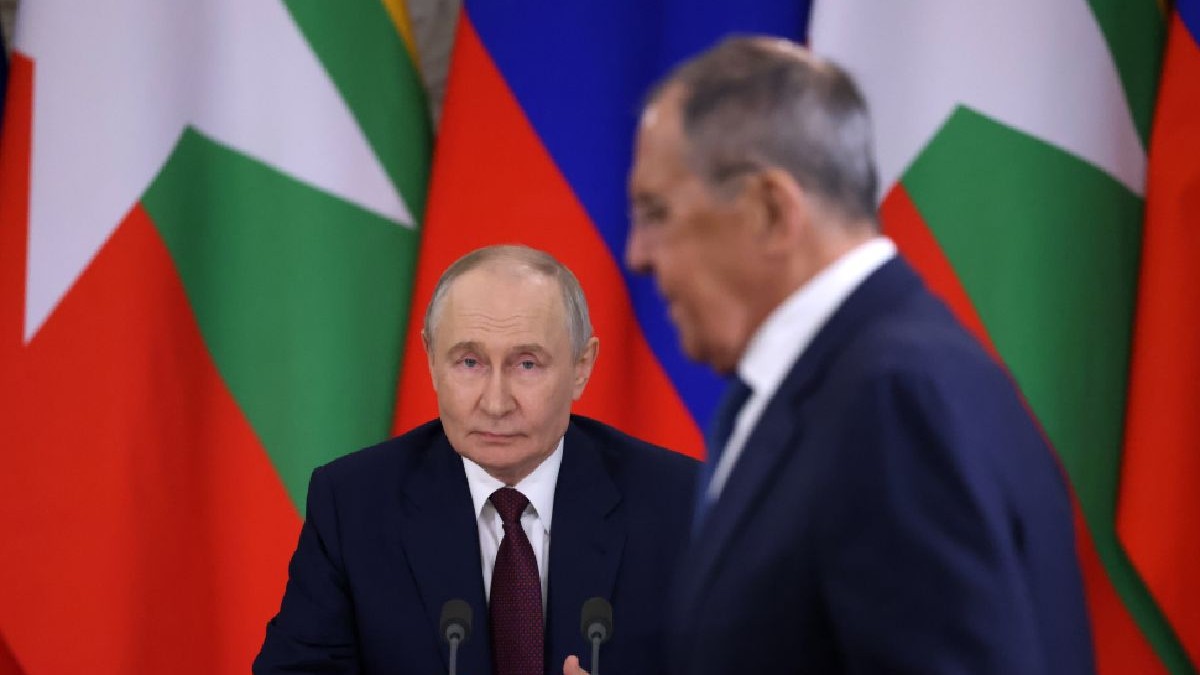 Președintele rus Vladimir Putin (stânga) îl privește pe ministrul de externe Serghei Lavrov (dreapta) în timpul unei întâlniri ruso-myanmare la Kremlin, pe 18 august 2026, la Moscova, Rusia. Foto: Getty Images