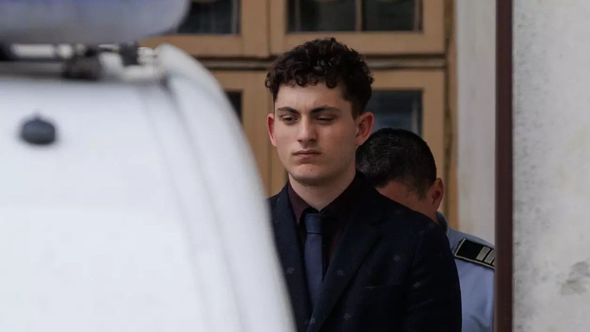 vlad pascu imbracat cu un sacou negru in fata tribunalului constanta
