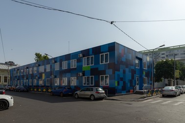 Elevii de la Colegiul Mihai Eminescu au fost mutați în containere modulare la Școala Ienăchiță Văcărescu