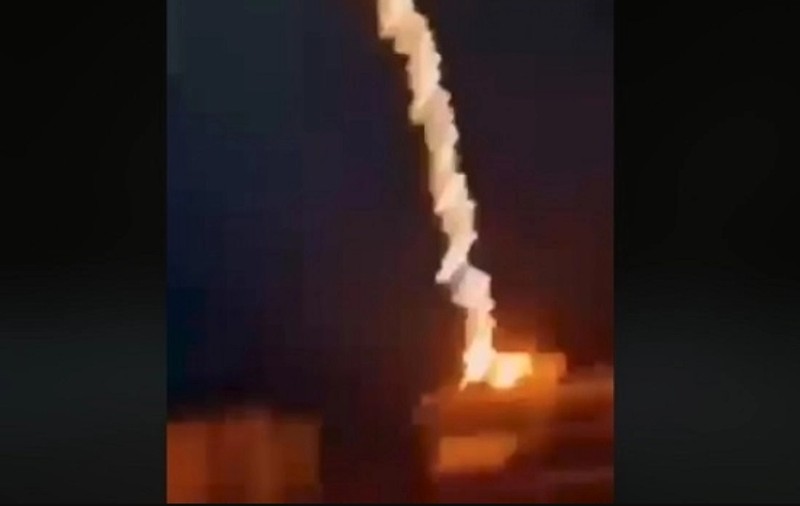 VIDEO | Momentul incredibil în care un fulger lovește un bloc din Salonic