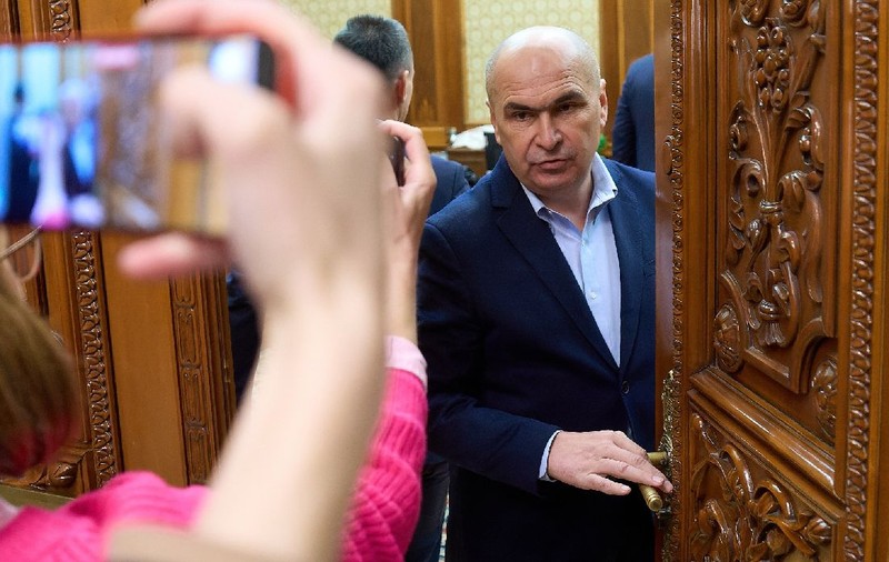 Cozonaci mai scumpi decât ajutoarele de încălzire, făcuți la Oradea: asta le-a făcut Ilie Bolojan cadou de Crăciun miniștrilor