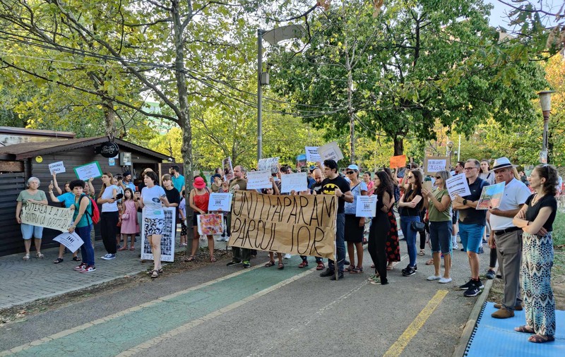 „Stop mafia imobiliară!” Protest în Parcul IOR, unde spațiul verde se micșorează în urma incendiilor și a tăierilor abuzive