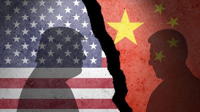 Colaj cu siluetele lui Xi Jinping (stânga) și Donald Trump (dreapta), peste steagul Chinei, respectiv al SUA Foto: Profimedia