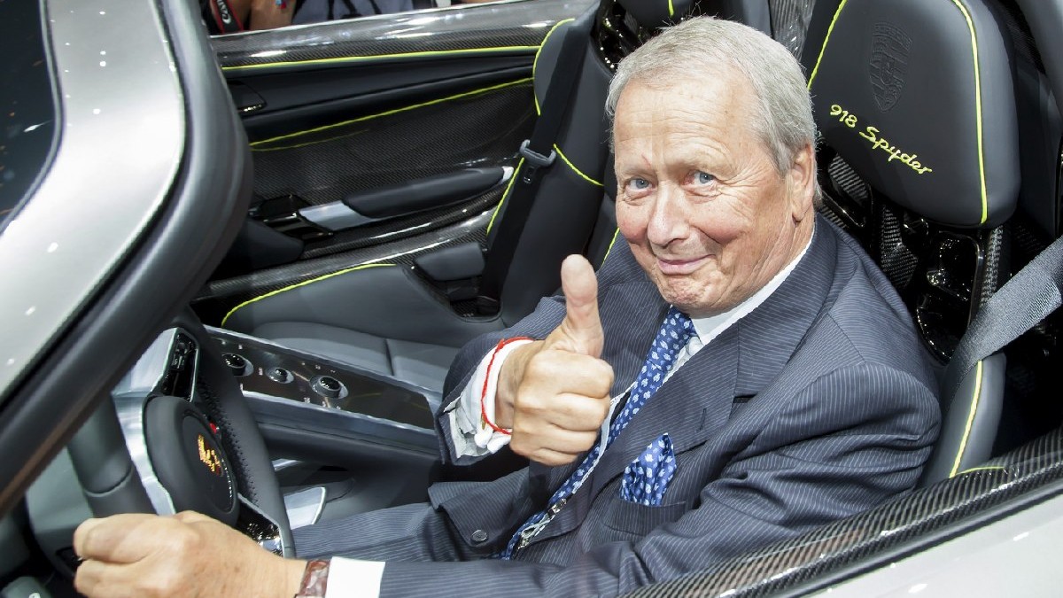 Wolfgang Porsche, președintele consiliului de administrație al Porsche AG, Porsche 918 Spyder, Noaptea Grupului Volkswagen AG la cea de-a 65-a ediție a Salonului Internațional Auto IAA 2013, Frankfurt pe Main, Hessa, Germania