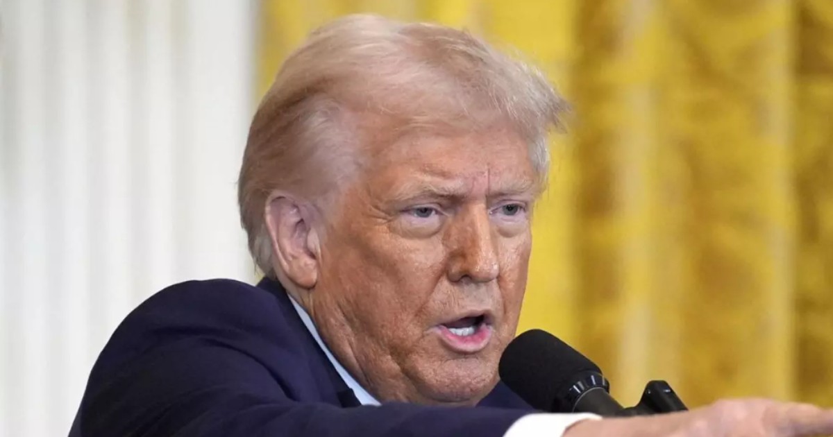 În imagine este ilustrat Donald Trump, în sacou negru și cămașă albă