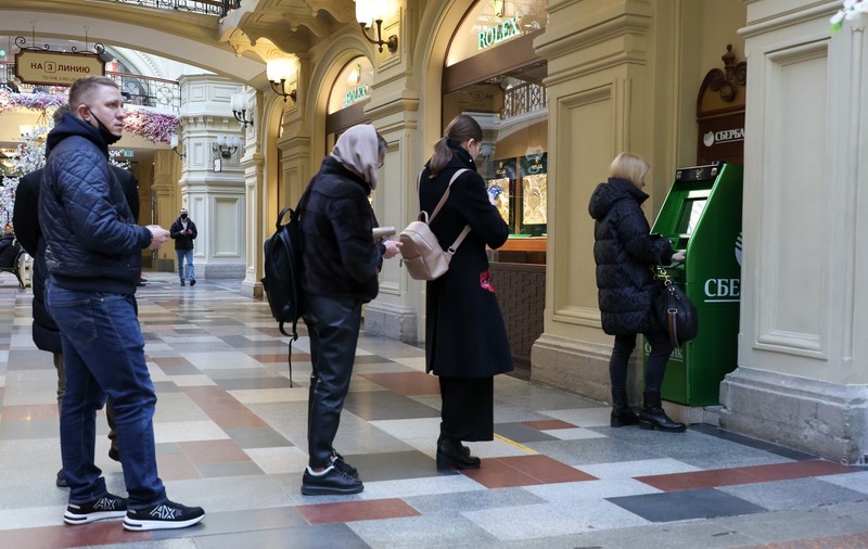 Visa şi Mastercard îşi suspendă operaţiunile în Rusia