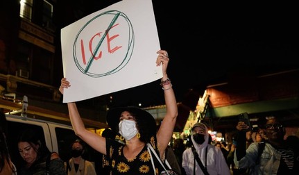 Manifestanții au scandat cu lozinci împotriva ICE, apoi au pornit spre spitalul unde fusese transportat Oscar Belgal, bărbatul rănit în zona gâtului. Sursă foto: Profimedia Images