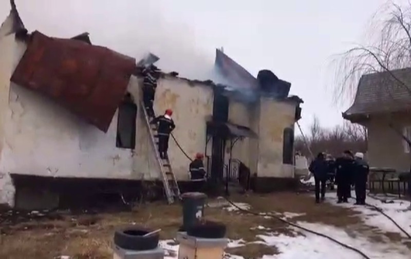 UPDATE. Biserica din satul Livezile, veche de peste 140 de ani, a fost distrus de foc. Incendiul, provocat de un scurt circuit