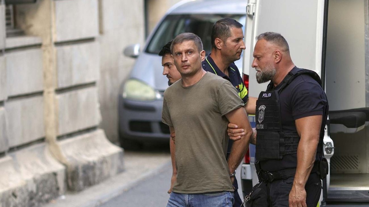 Ivan Kutsenko, rusul acuzat si retinut pentru spionaj in favoarea Rusiei, este escortat in sediul Curtii de Apel Bucuresti, pe 8 septembrie 2026. După câteva ore, a fost arestat preventiv. Inquam Photos / Octav Ganea