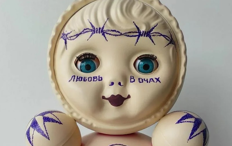 Motivul pentru care un artist rus a fost condamnat: „Păpușa are tatuaje interzise”