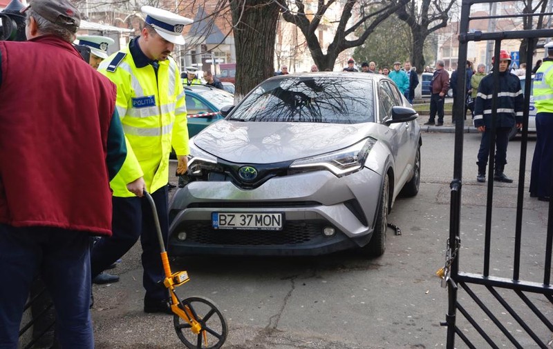 Grav accident în fața unei școli din Buzău. Directoarea a lovit cu mașina 6 părinți | FOTO-VIDEO