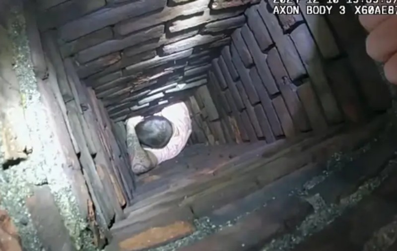 Un infractor american care fugea de poliție a rămas blocat în horn: „Copia nereușită a lui Moș Crăciun” | VIDEO