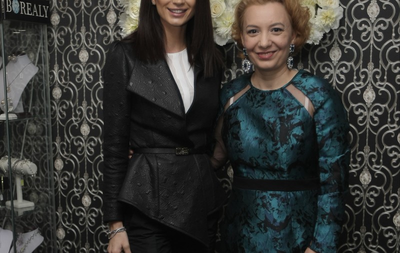 EXCLUSIV/ Are diamante și accesorii prețioase, însă cea mai de preț bijuterie o are moștenire de la bunica. Vezi de ce nu se poate despărți Geanina Ilieș