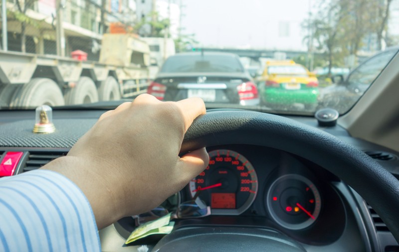 Greșeala pe care o fac mulți șoferi la semafor și care poate afecta motorul mașinii