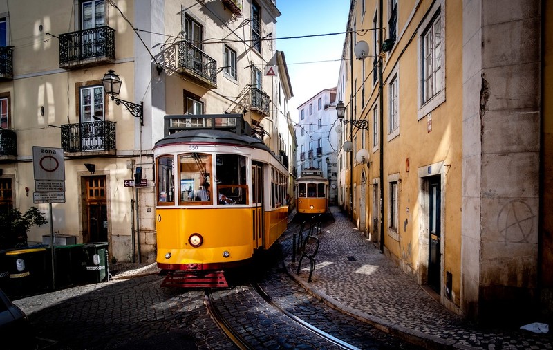Două tramvaie s-au ciocnit în Lisabona. 13 oameni, printre care și copii, au fost răniți