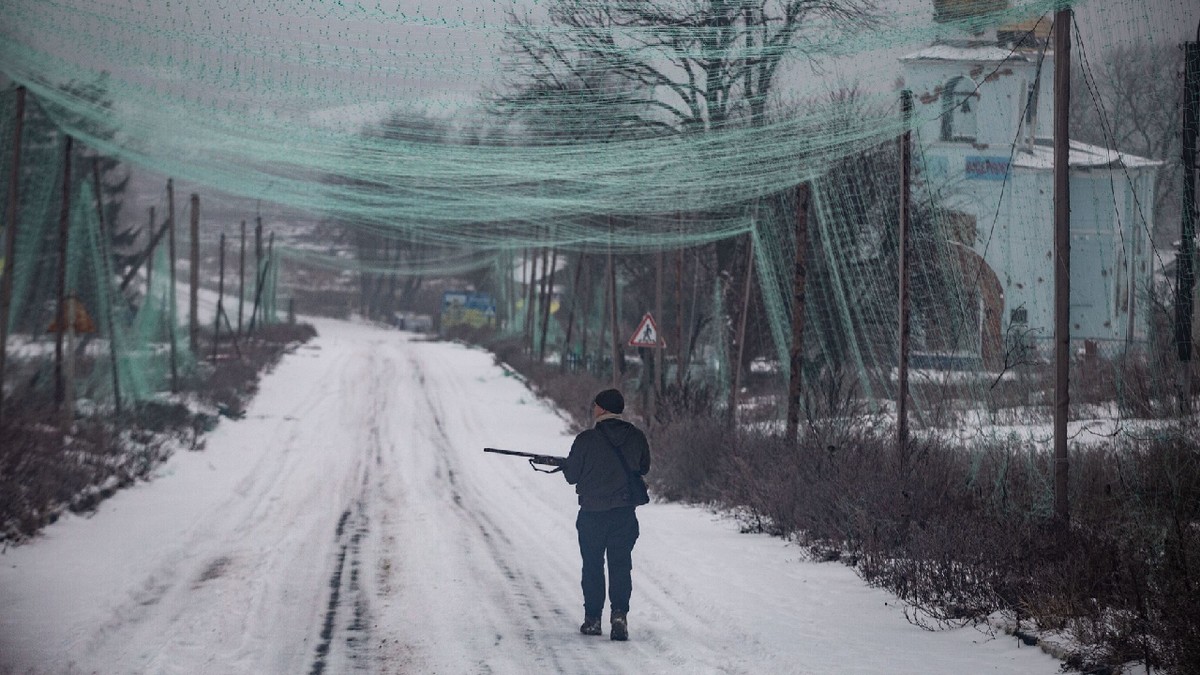 Un soldat ucrainean cu o pușcă pentru a doborî drone FPV pe strada principală din Khotyn, la cinci kilometri de pozițiile rusești. Dronele și artileria pe frontul de război din Sumy, Ucraina - 28 ianuarie 2026