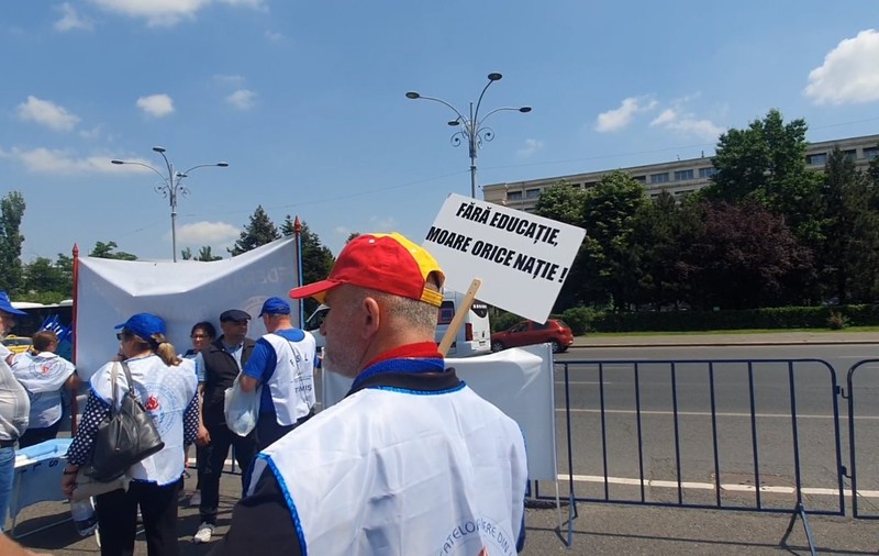 Un profesor cu vechime câștigă cât un angajat la call center. Comparația salariilor din Educație cu cele din alte domenii