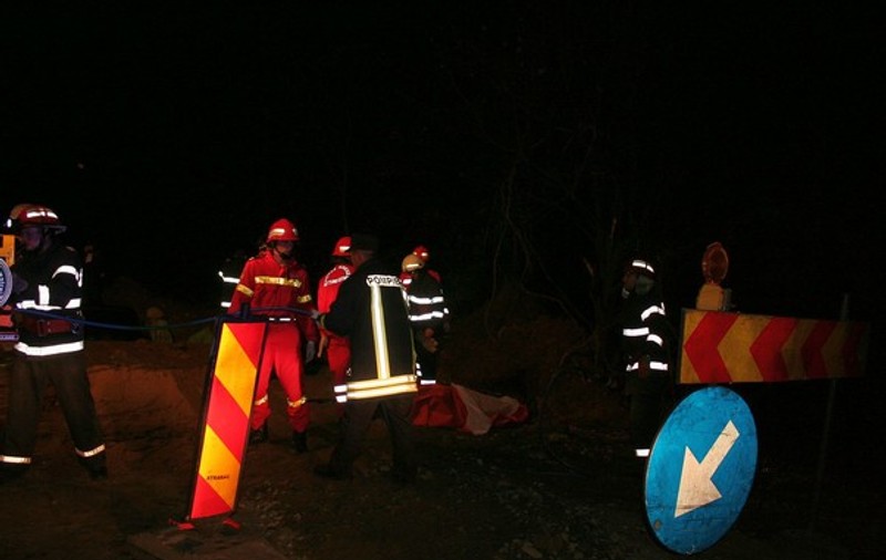 A murit după ce a căzut cu maşina într-o groapă!