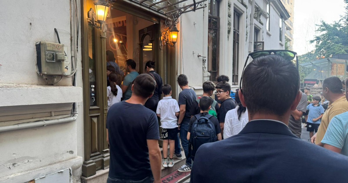 Tineri care s-au adunat la rând pentru a cumpăra Kendama în București