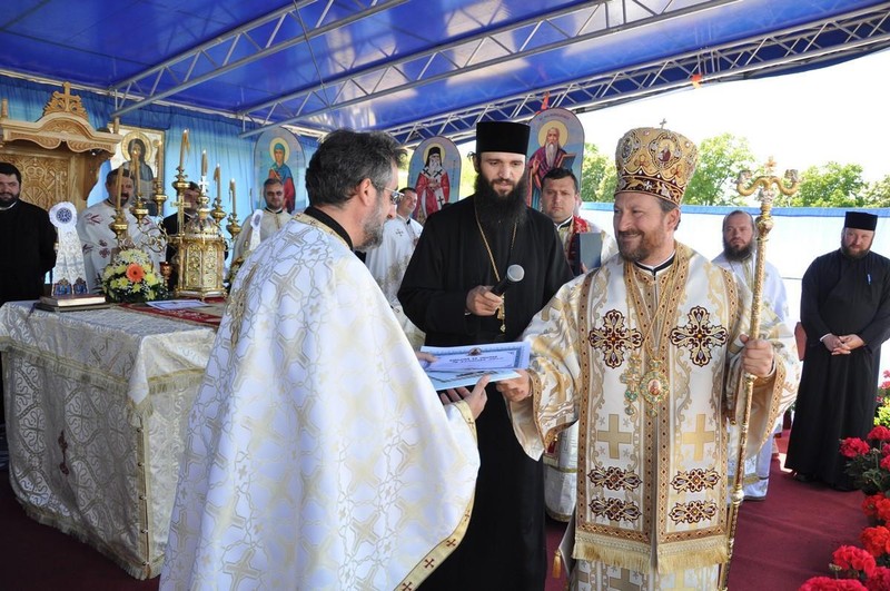 Sebastian Jitaru (stânga) și Cornel Onilă (dreapta). Sursă foto: Episcopia Hușilor