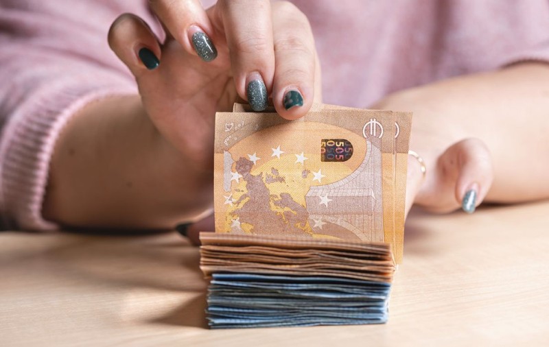O femeie a primit două pensii din 1999, iar acum trebuie să înapoieze 60.000 de euro