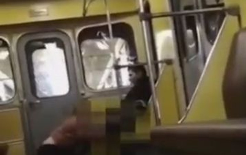 VIDEO | Un cuplu indecent a făcut sex în metrou, sub privirile pasagerilor șocați