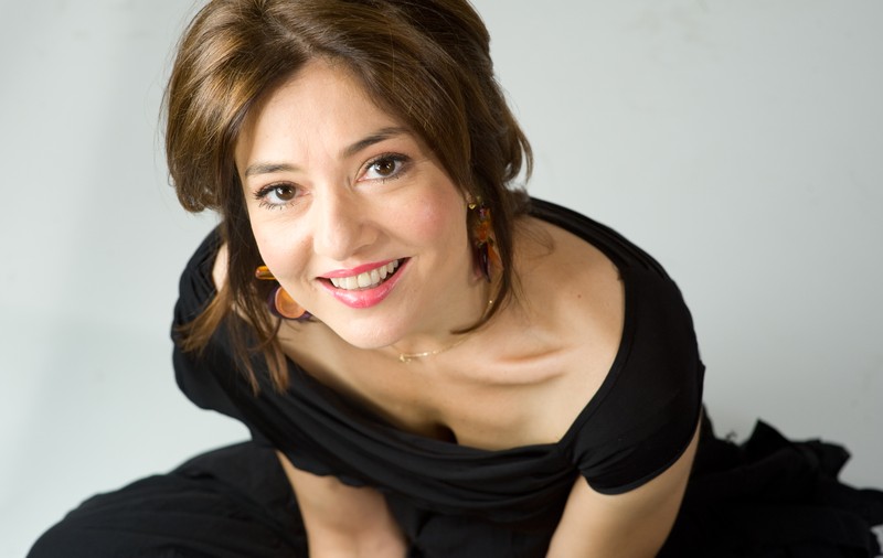 OANA SÂRBU A REFĂCUT MOMENTUL SĂRUTULUI din LICEENII! CINE este BĂRBATUL cu care s-a pupat?