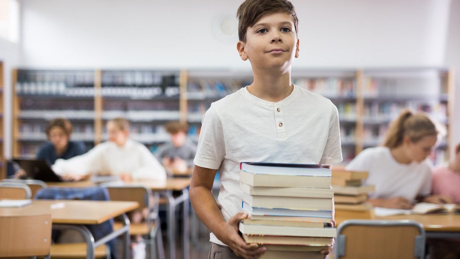 An de an, ghiozdanele elevilor devin din ce în ce mai încărcate cu manuale școlare și auxiliare la aproape fiecare disciplină. Foto: Shutterstock