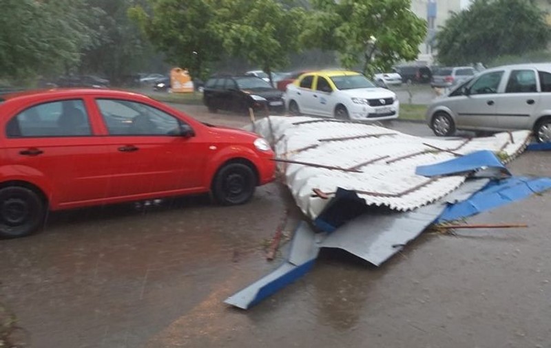 FOTO | Județul Vrancea, sub cod portocaliu de instabilitate atmosferică și inundații. Un acoperiș s-a desprins de pe un bloc ANL