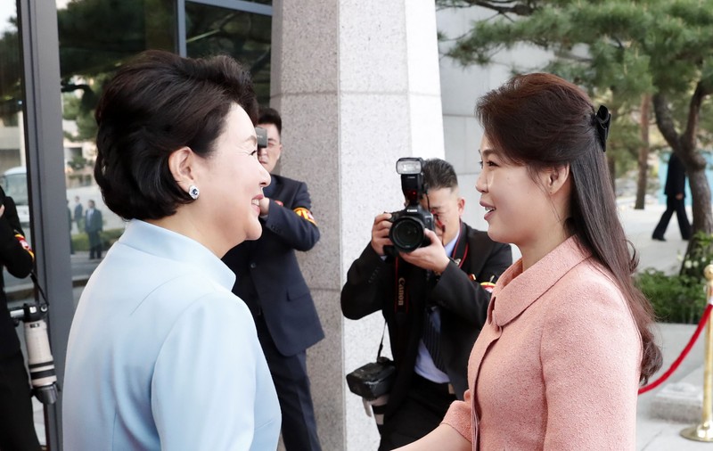 Cum s-a văzut întâlnirea dintre soțiile lui Kim Jong-un și Moon Jae-in la summitul intercoreean