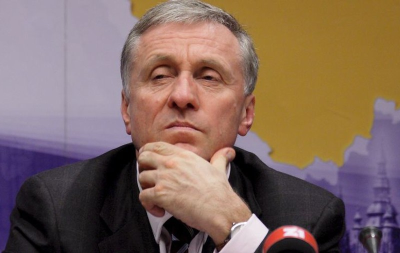 Premierul ceh îşi duce fiul minor în baruri