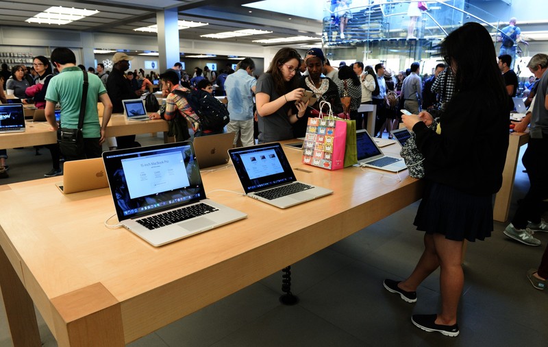 Apple vrea să lanseze un nou MacBook, cu touchscreen. Laptopul va include tehnologia OLED și un design mai subțire 