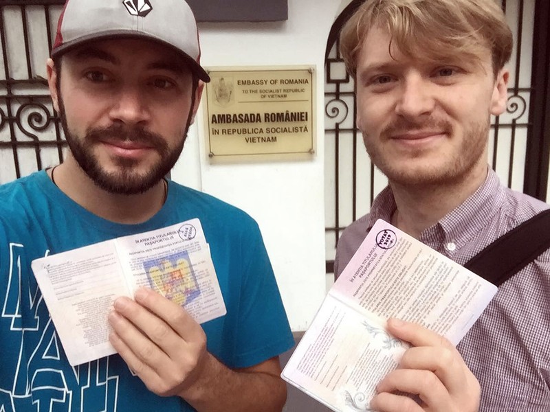 Cosmin și Andrei în fața Ambasadei României din Vietnam