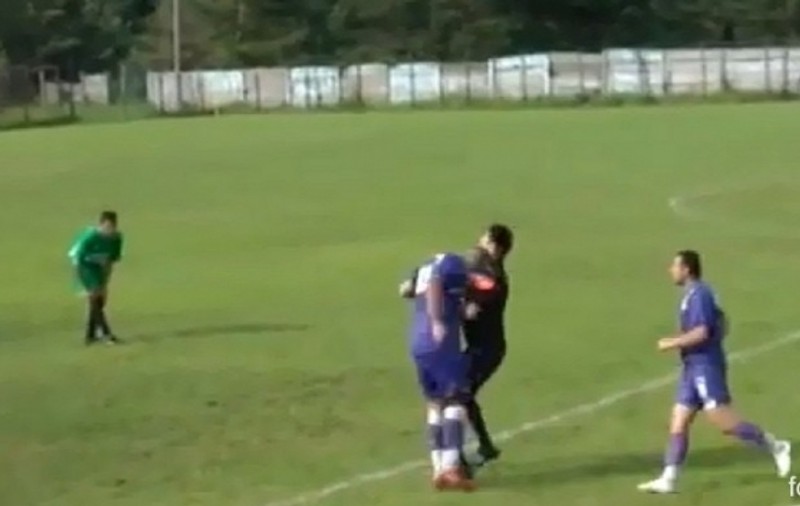 VIDEO / Un arbitru a fost lovit cu capul în gură în ligile inferioare