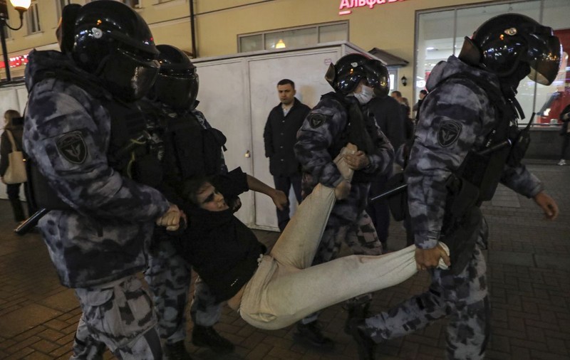 Un rus arestat la manifestațiile antirăzboi a primit la secția de poliție un ordin de încorporare în armată
