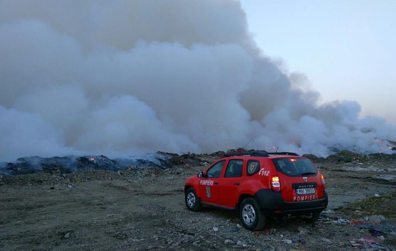 VIDEO/ Incendiu la o groapă de gunoi din Bacău. Pompierii intervin cu 6 autospeciale