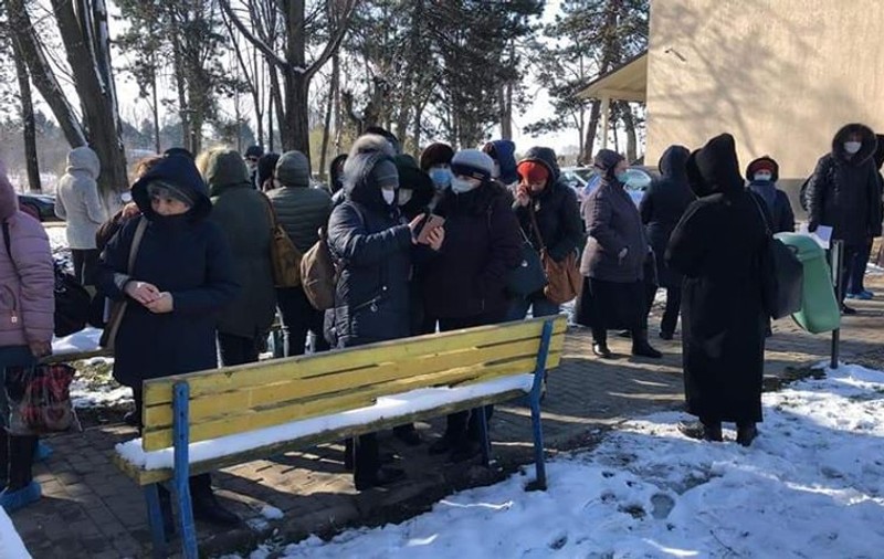 Imaginile babiloniei de la Suceava. Zeci de cadre medicale se înghesuie la coadă la testare. ”Ne-au chemat la 7:30 și au început testarea pentru COVID-19 la 9:50”