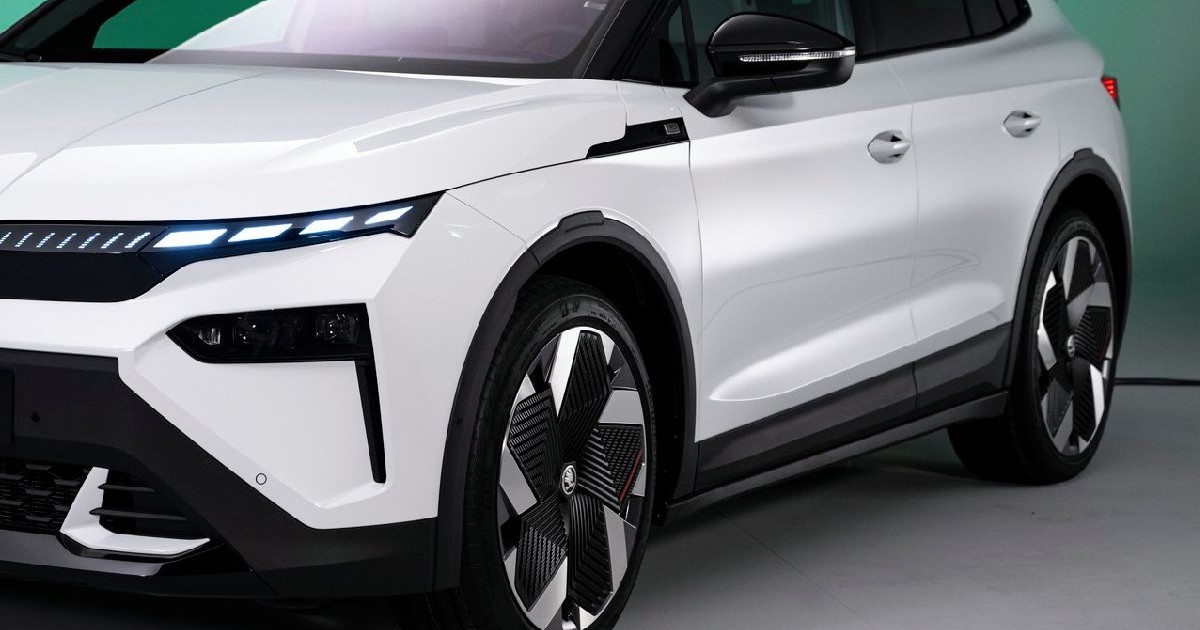 SUV alb, elegant, cu un design modern și aerodinamic. Vehiculul are linii ascuțite, unghiulare, jante mari din aliaj negru și faruri LED.