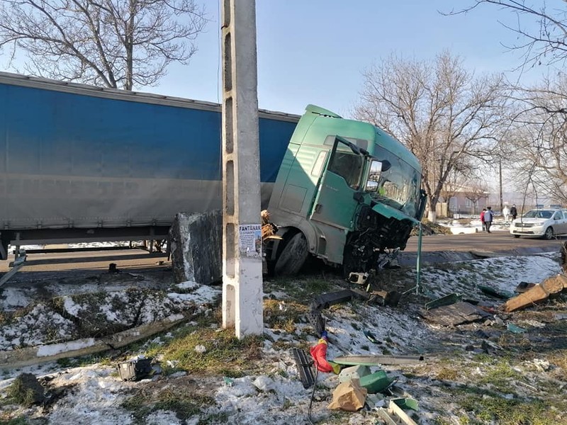 TIR-ul care a lovit mașina condusă de adolescenta din Iași. Foto: Ziarul de Iași